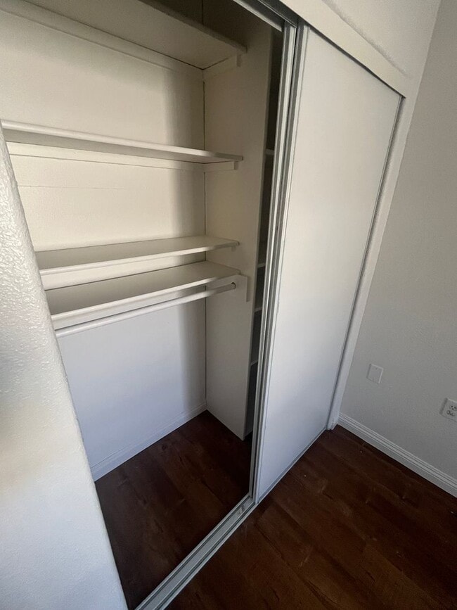 Building Photo - 5850 Cedarglen Dr