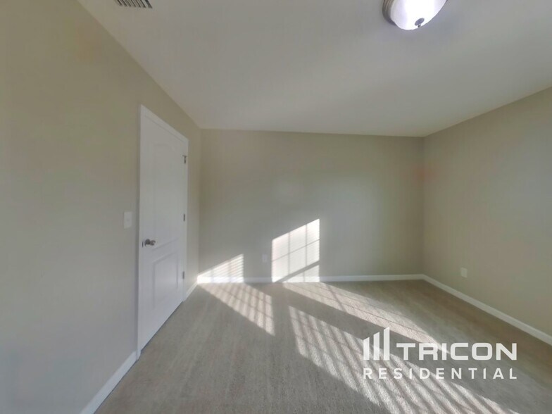 Building Photo - 5363 Suncatcher Dr