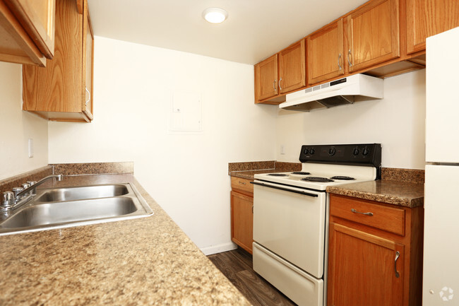 2BR, 2BA - 900 SF - Broadway Park