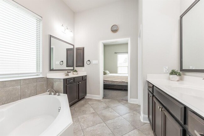 Building Photo - 15215 Holloway Hls Trl