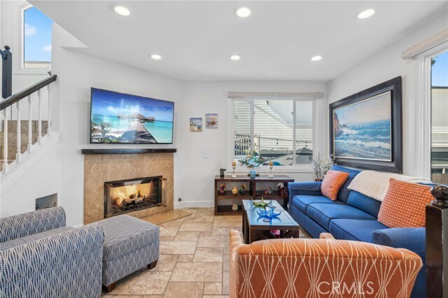 Building Photo - 410 Goldenrod Ave