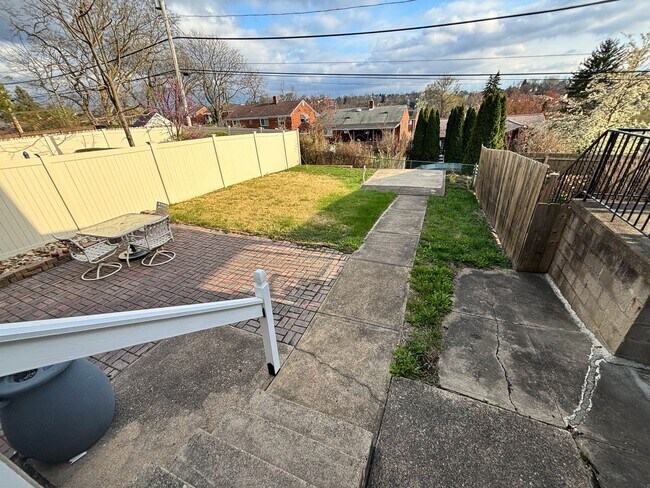 Building Photo - 3 Bedroom Home - Pittsburgh!