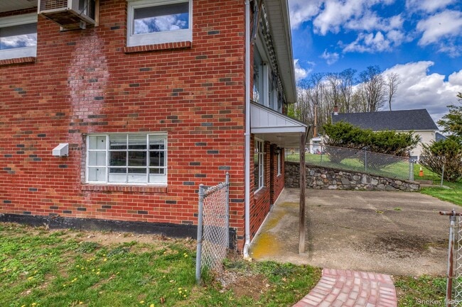 Building Photo - 353 Candlestick Hill Rd