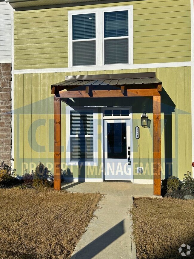 Building Photo - Beautiful three bedroom townhome!