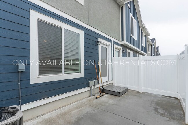 Building Photo - 1112 E Pilot St