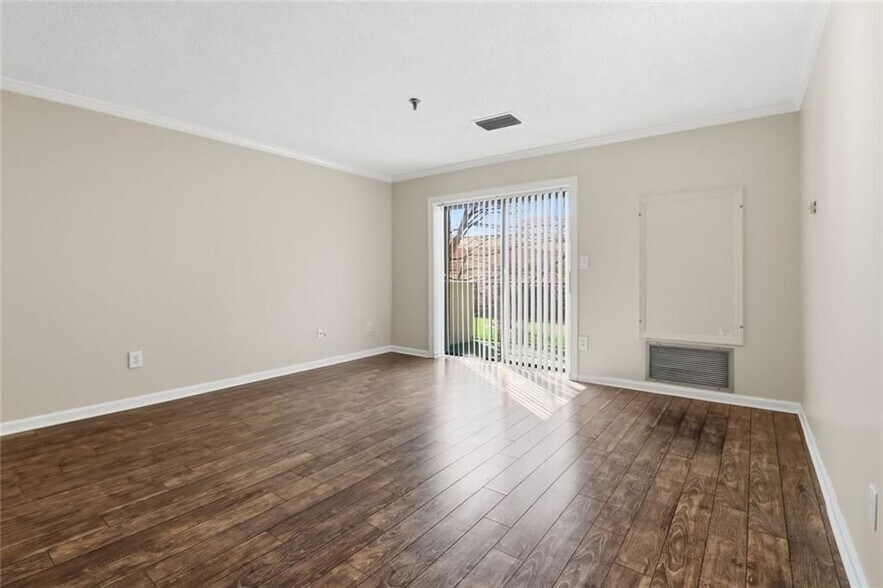 Building Photo - 300 Johnson Ferry Rd