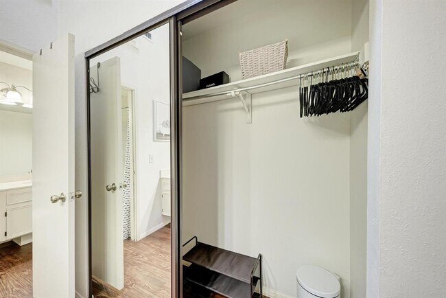 Building Photo - 1938 Holly Hill Dr