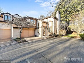 Building Photo - 540 Sayre Dr