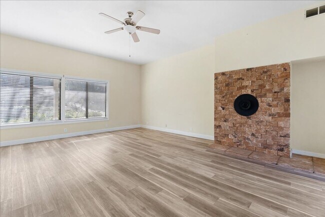 Building Photo - 2717 Knollwood Dr