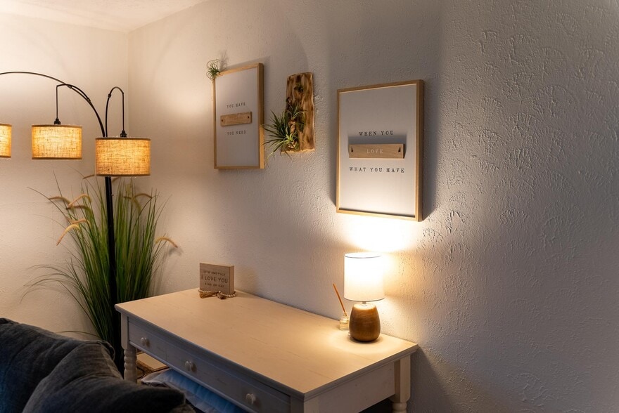 Building Photo - 1304 E Sylvan Cir