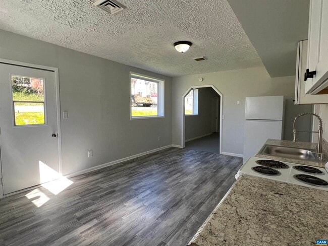 Building Photo - 1307 King St