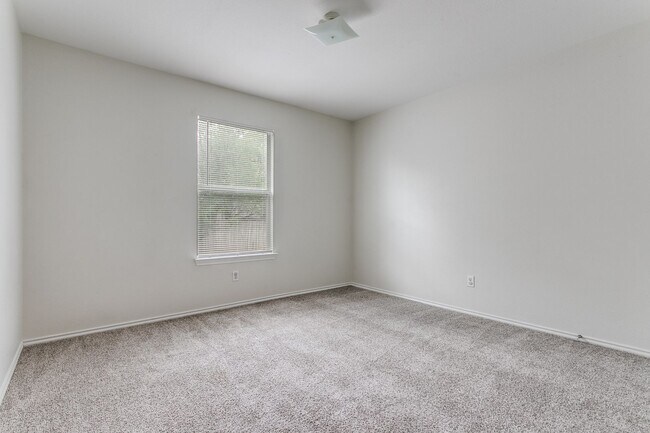 Building Photo - 3410 Sherwin Dr