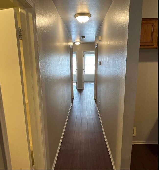 Building Photo - Remodeled 4 bedroom, 2 bath - Moore Schools