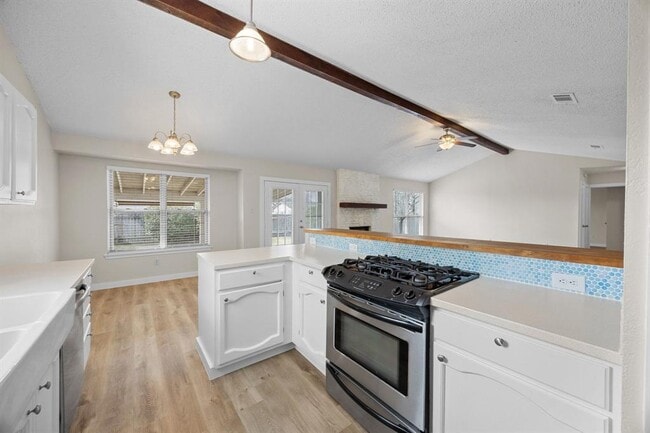 Building Photo - 402 Hillside Dr