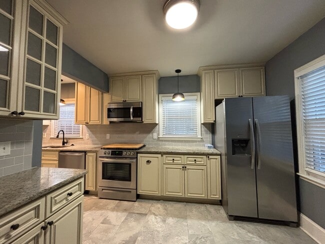 Building Photo - 1420 Pine Valley Loop