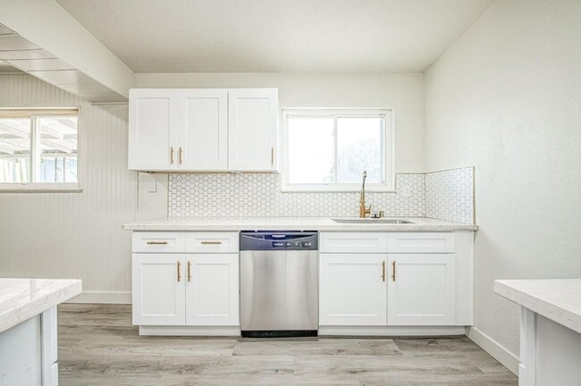 Building Photo - Beautifully Updated 3-Bedroom Single-Famil...
