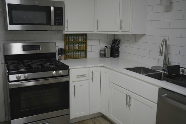 Kitchen - 156 Stoneleigh Ave