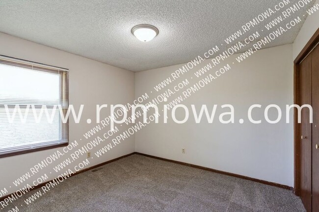 Building Photo - DUPLEX IN DES MOINES! 2 Bedroom, 1.5 Bathr...