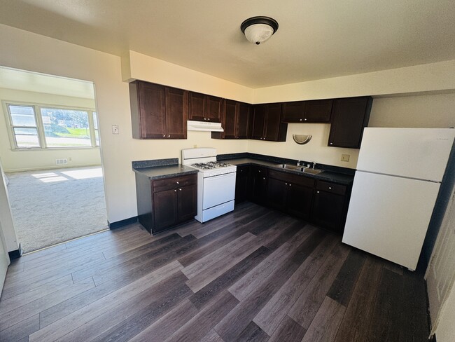 Building Photo - Pine Pointe Apartments