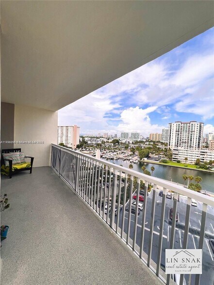 Building Photo - 300 Bayview Dr