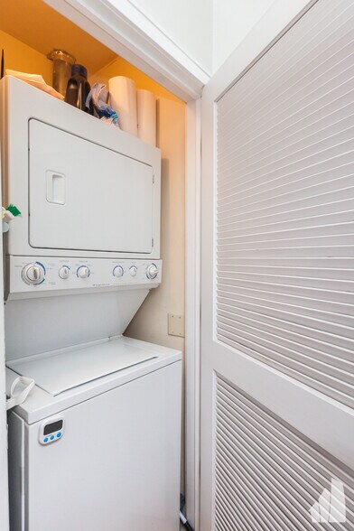 Building Photo - 1510 N Greenview Ave