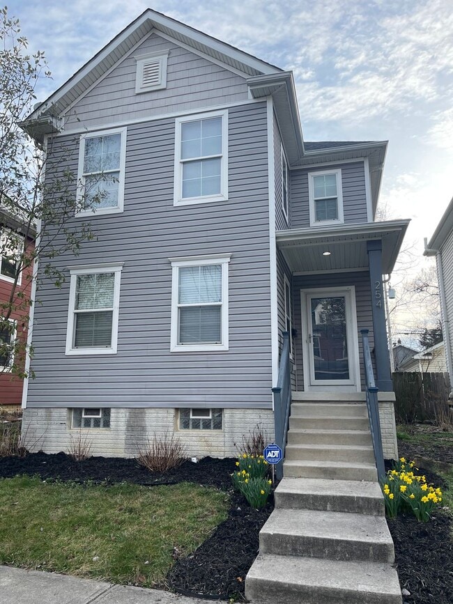 Building Photo - Introducing a stunning three-bedroom, two and a half bathroom home for rent in Columbus, OH!