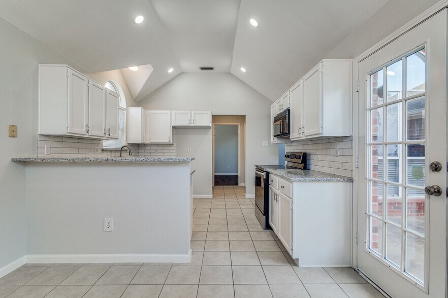 Building Photo - 2317 Suntree Ln