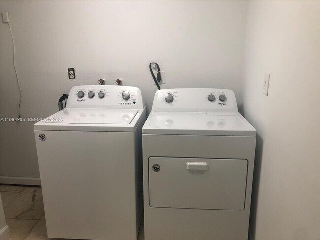 Building Photo - 9355 Fontainebleau Blvd