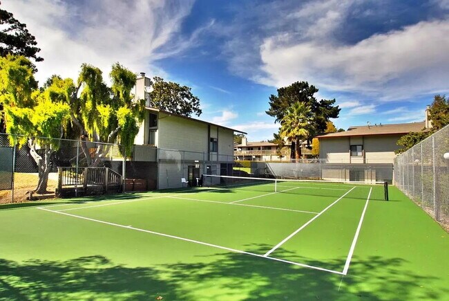 Building Photo - Updated Lauriedale 1 bd/1 ba Condo | Cats Welcome | Pools, Gym & Covered Parking | 10' x 10' Stor...