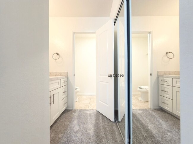 Building Photo - Spacious Townhome in Fire Mtn. w/ Attached Garage!