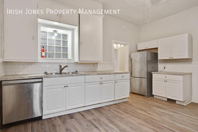 Building Photo - 608 Niagara St