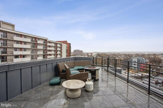 Building Photo - 1402 H St NE