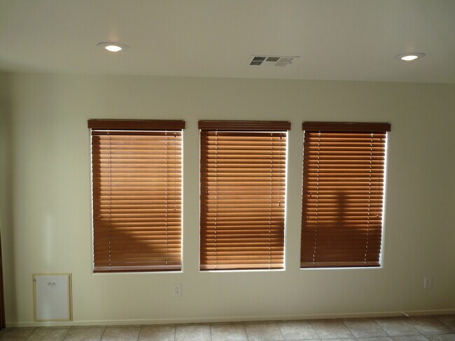 Building Photo - SOUTHWEST 3 BEDROOM, 2.5 BATH WITH LOFT