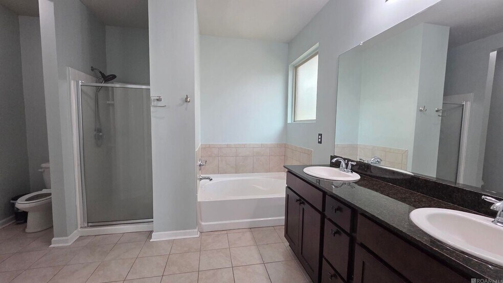 Building Photo - 583 Fall River Dr