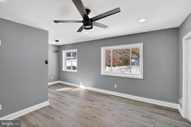 Building Photo - 146 Joliet St