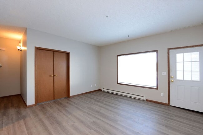 Building Photo - Updated 2 Bed, 1 Bath Townhome in West Fargo!