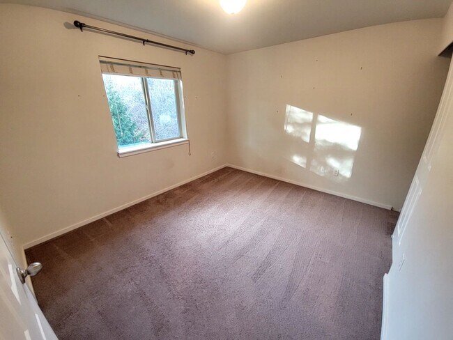 Building Photo - Large 4 Bed Split, Available Now! Pets Okay!