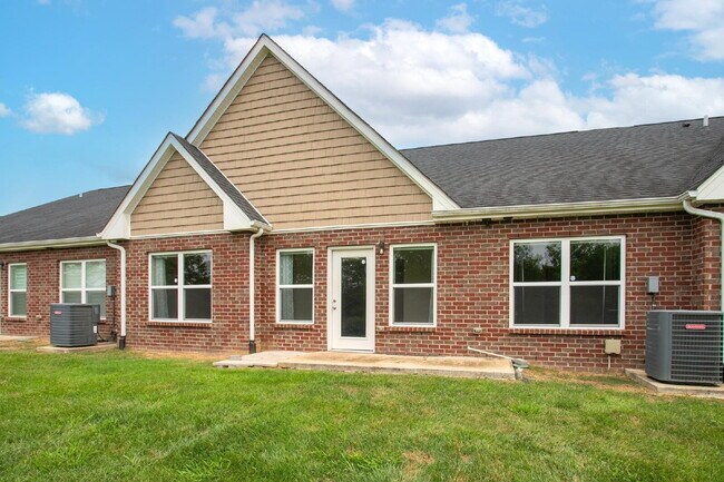 Building Photo - Single-level 2-bed, 2-bath townhome in 55+ community with pool, clubhouse, fitness center and gro...