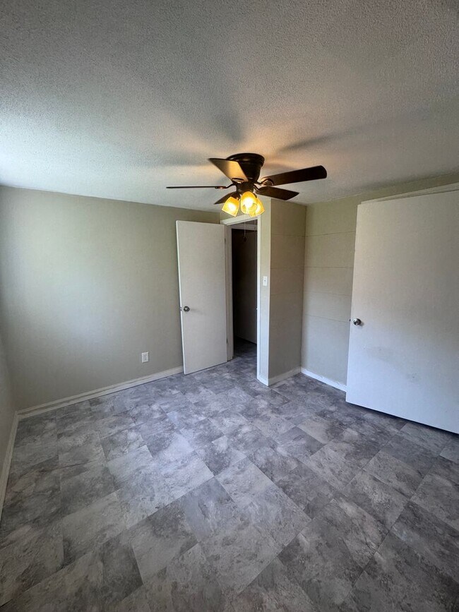 Building Photo - 280 Chambers Dr