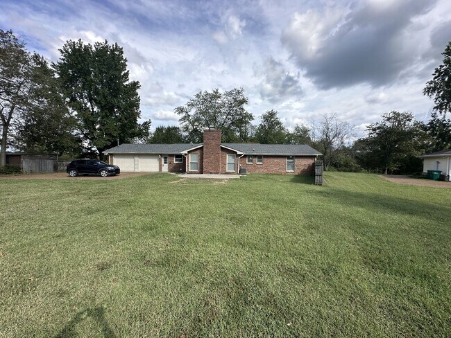 Building Photo - Single Family home in Greenhill Area!