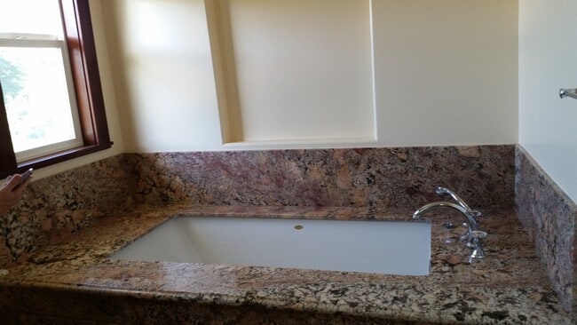 Building Photo - Large home in Lahaina for rent