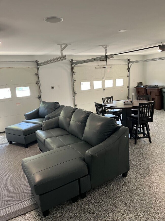 Building Photo - Brand new remodeled home in Monroe!