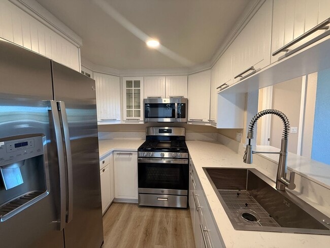 Building Photo - Bright 2BR/2BA Condo with Reserved Parking...