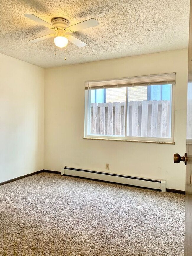 Building Photo - Great Two Bedroom, One Bath Apartments for Rent in East Loveland!  2 Weeks Free, Flexible lease t...