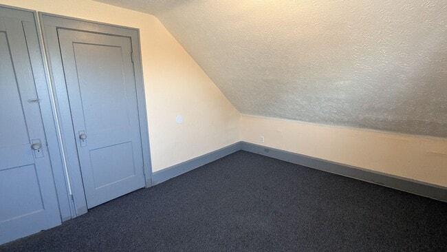 Building Photo - 3-Bedroom, 1-Bathroom Single Family Home for Rent in Akron, Ohio