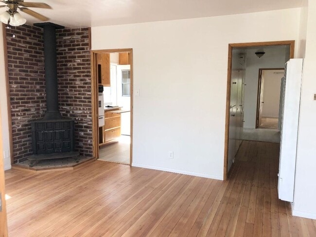 Building Photo - New price reduction!!! Beautiful Remodeled...