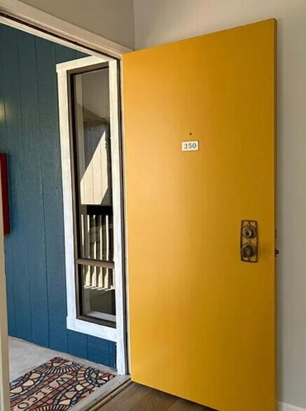 Building Photo - 49 Showers Dr