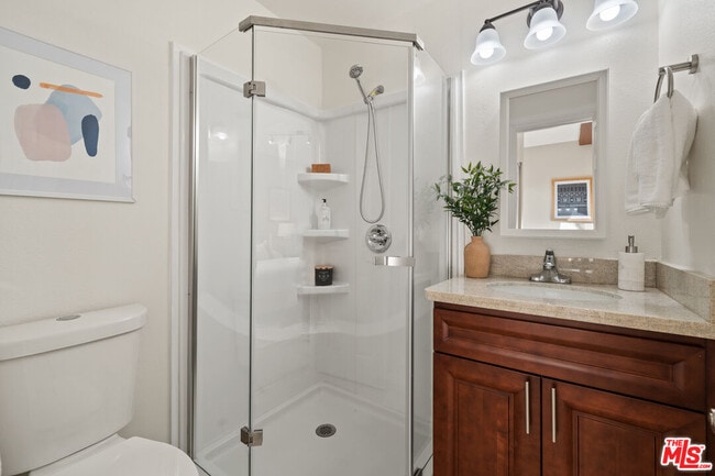 Building Photo - 657 S Ave 61