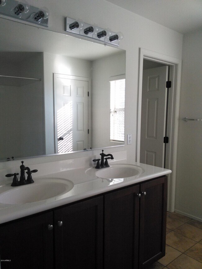 Building Photo - 1212 E Canyon Creek Dr
