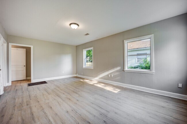 Building Photo - Freshly Updated 3 Bedroom House